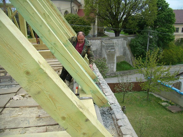 Oprava farní střechy 1. 5. 2008